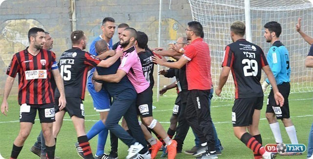 שחקני "רובי שפירא" מנסים להרגיע את מאמנם (שלומי גבאי)