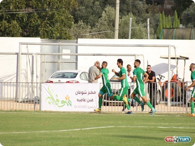 שער שהעניק לכפר כנא יתרון מוקדם. אופק מרום וחברים חוגגים (דאפר מאחמיד)