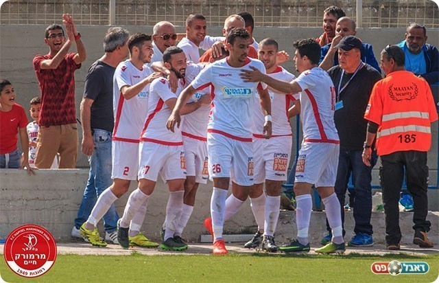 שחקני מרמורק חוגגים באצטדיון בלוד (יוסי סוריק)