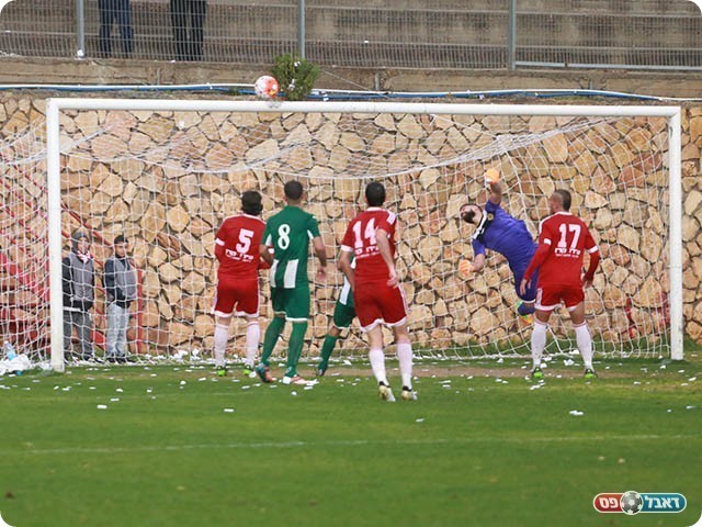 הכדור של מלכה נשלח למשקוף (עדי מלול)