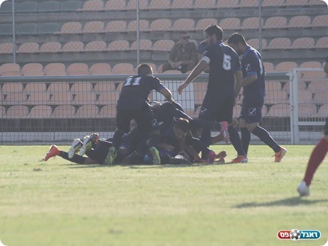 שחקני נהריה חוגגים (מיכה פישנזון)