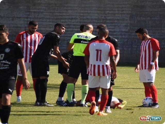 משחק מאתגר לשיפוט. שחקני הקבוצות לצד השופט (מוד פייסבוק מכבי אחמד נוג'ידאת)