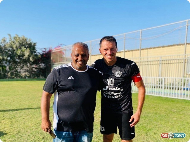 רגעים של אושר. הקפטן מוחמד נוג'ידאת והמאמן עיסא נוג'ידאת (רכאן נוג'ידאת)