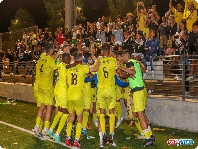 קבוצה שמחה. שחקני נורדיה חוגגים (גלעד אימס - מדיה בית"ר נורדיה)