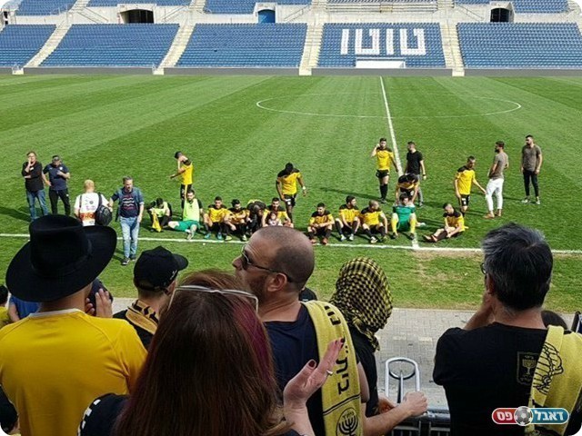 אוהדי נורדיה חוגגים עם השחקנים בסיום (דף הפייסבוק הרשמי)