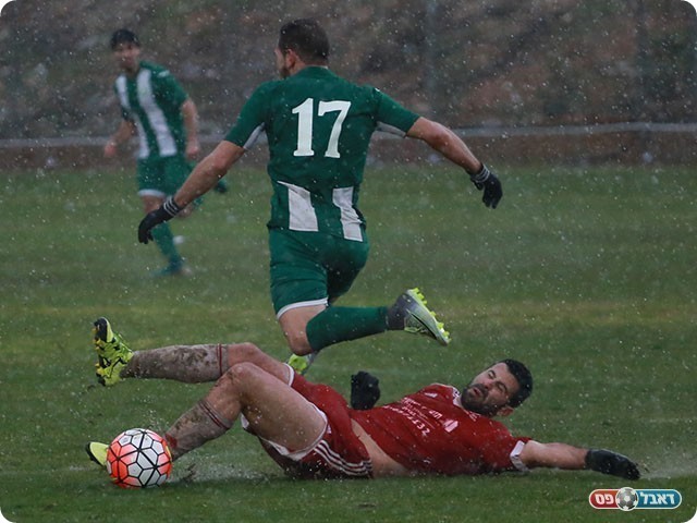 ניסן רביבו במקלחת על כר הדשא (עדי מלול)