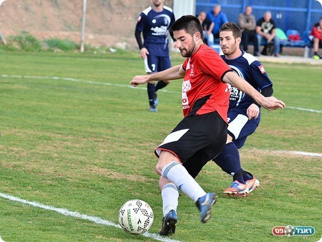 רוטשטיין בועט (צילום: ארנון לוי)