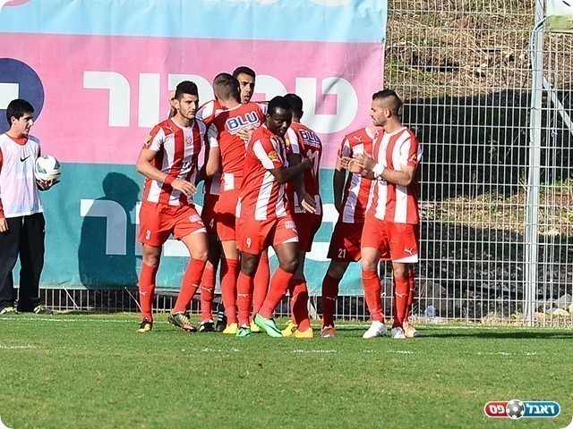 יקוו לחגוג גם מול ראשל"צ, שחקני נצרת עלית (צילום: ארנון לוי)