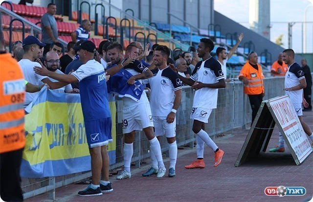 שחקני נשר חוגגים בסיום (עודד חסין)