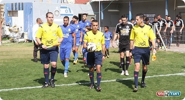 בן שוחט (טוב) השופט יחד עם שחקני שתי הקבוצות (שלומי גבאי)