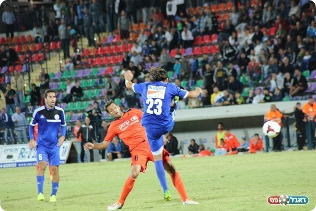 בושידו בעפולה. פרננדס (בכחול) מול בלדוט (עודד חסין, באדיבות אתר BEST-BALL)