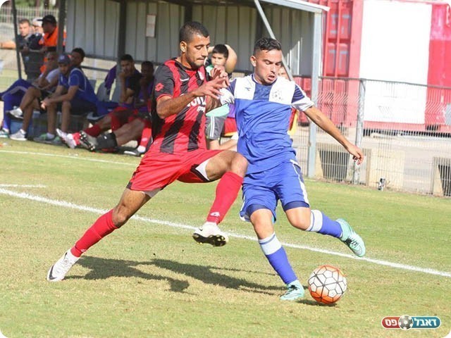 סלים עמאש ומידן שטיינברג במאבק על הכדור (שלומי גבאי)