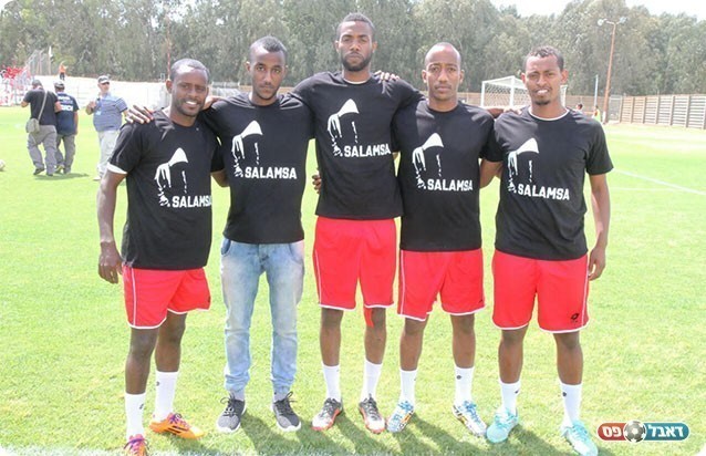 שחקני חדרה עם החולצות (שלומי גבאי)