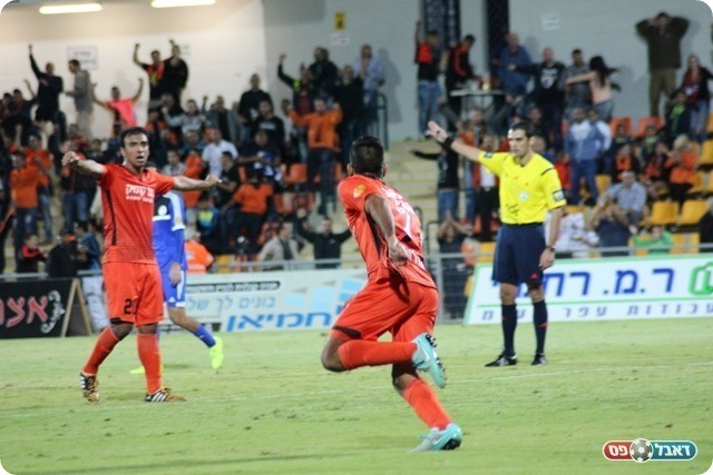 וסופגים את השוויון. ראלי (מימין) וגלבאן (עודד חסין, באדיבות אתר BEST-BALL)