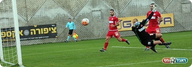 הכדור בדרך לרשת (לירן דורף)