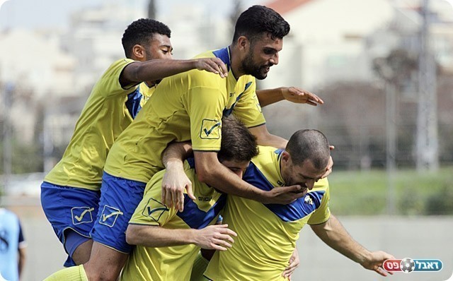 עדיין לא הרימו דגל לבן. שחקני יבנה (לירן דורף)