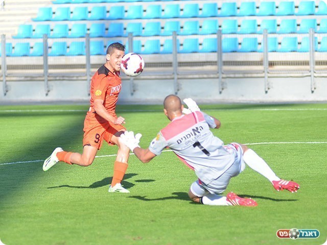 עגייב מקפיץ מעל זיסקינד (ארנון לוי)