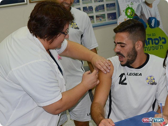 לא חזק! עדן מור מקבל דקירה (ולדי מויסוייב, הפייסבוק הרשמי של קרית גת)