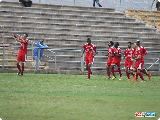 כובש השער הראשון, עומר בוארון (משמאל) (שלומי גבאי)