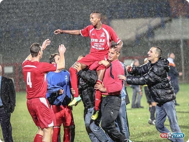 כובש השער השני עזרא דסטה (צילום: וואסים מוואסי)