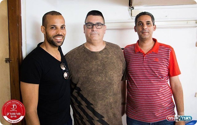 עידו לוי במעמד החתימה