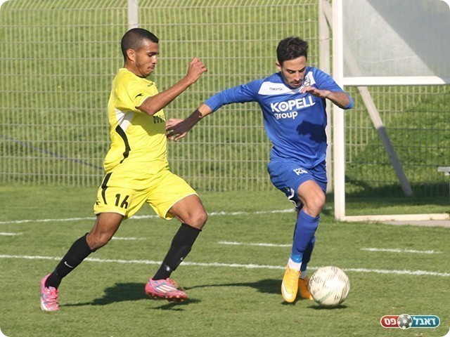 עידן ג׳רארד עם הכדור (מיכה פישנזון)