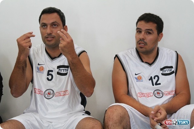 לא הצליחו להביא ניצחון. דוידי משמאל מתדרך את השחקנים (שלומי גבאי)