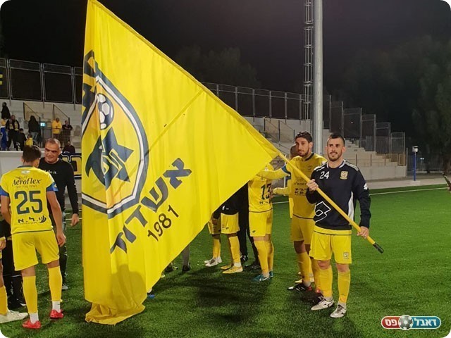 שחקני עירוני חוגגים בסיום (שובל יעקבי)