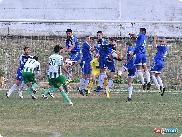 נסרלאדין מול החומה של מגדל העמק (צילום: ארנון לוי)