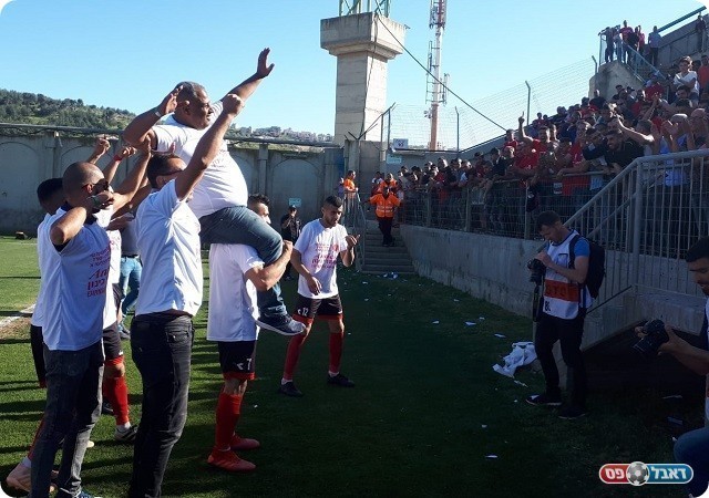 מאמן ערערה(על הכתפיים)חוגג עם הקהל