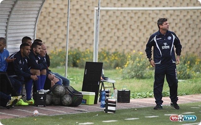 "מאמן ברמה הגבוהה ביותר, עם עתיד גדול". פטריסיו סייג מימין (שלומי גבאי)