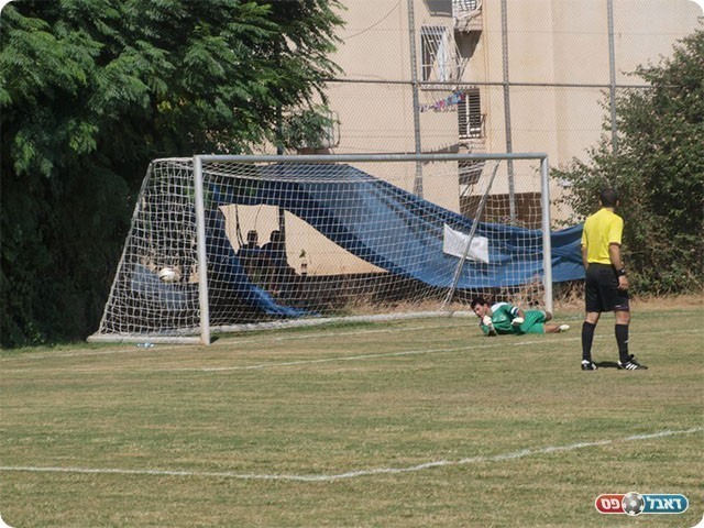 כבר שלוש, אנגלשטיין נכנע לפנדל של באסוק (אלון יהודיוף)