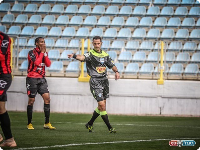 ריינשרייבר מצביע על הנקודה (וואסים מוואסי)