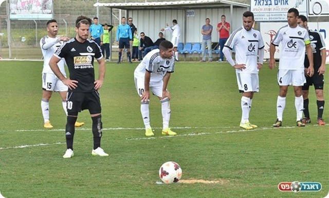 ברק מתכונן לבעיטה (ארנון לוי)