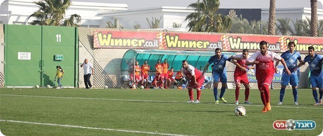 עומר הלוי מתכונן לבעיטה (תאמר סרסור)