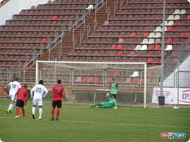 אבו רוקון מחמיץ את הפנדל (אמיר שיבי)