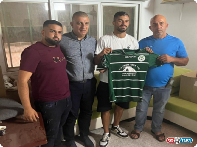 ממשיך לפרוע שטרות. סמיר פרהוד במעמד החתימה בכפר כנא 