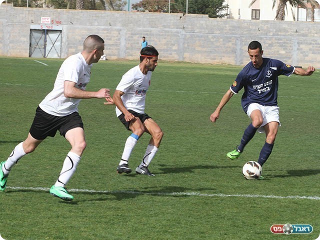 בוארון (בכחול), פתח על הספסל אדיר דנין ואבי קרמר דאגו לנטרל אותו (צילום: שלומי גבאי)