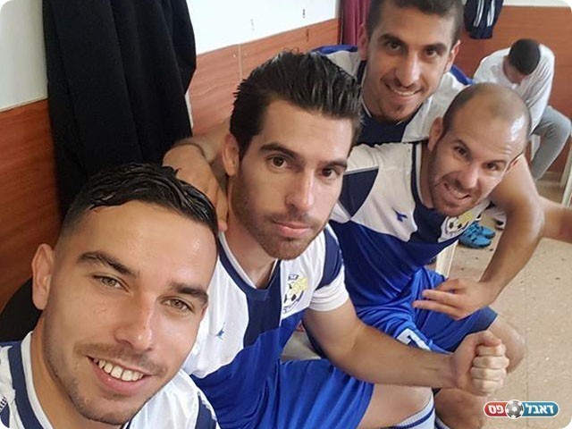 שחקני צור שלום חוגגים בחדר ההלבשה (פייסבוק)