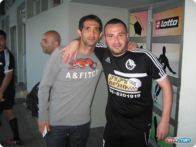 כובש שער היתרון אלעד צחקו (מימין) יחד עם שלומי פרץ (שי חדד)