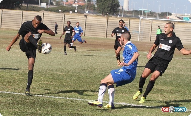 ברכאת (מימין) ואבבה עם הכדור. צמד הבלמים של חדרה (צילום: שלומי גבאי)