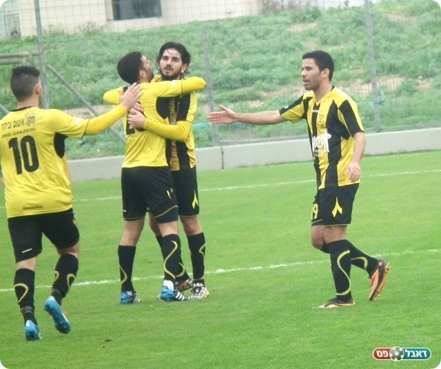 חוגגים עם אטיאס את הראשון. שחקני כפ"ס (דני מלניצקי, עיתון ירוק)