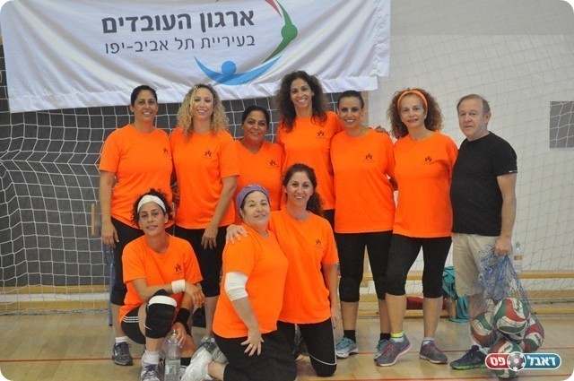 משפחה אחת, גם אחרי הפסד. נשי עיריית חדרה והמאמן (חאדר אניס)