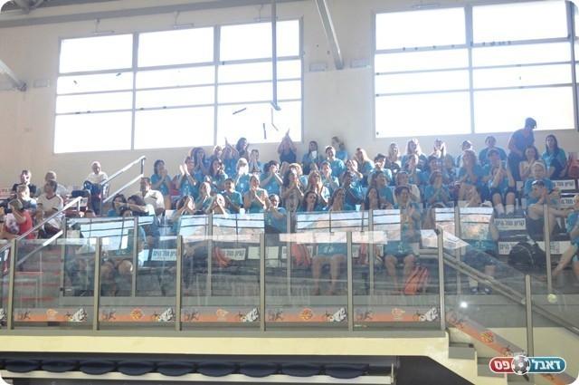 תצוגת עידוד מרגשת ושירים ל"מאמאנט". הקהל (חאדר אניס)