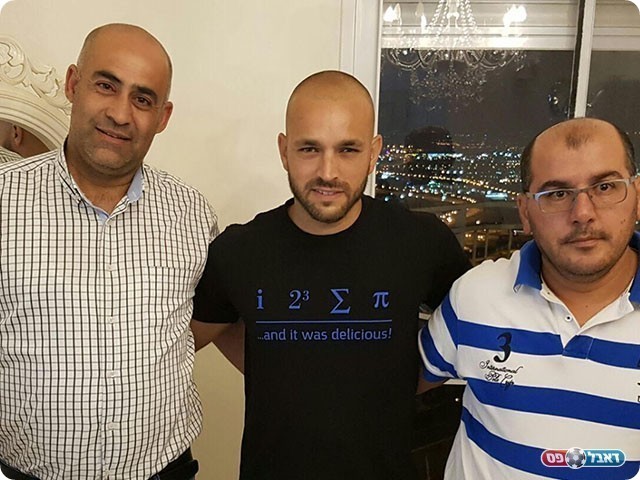 שריקי במעמד החתימה