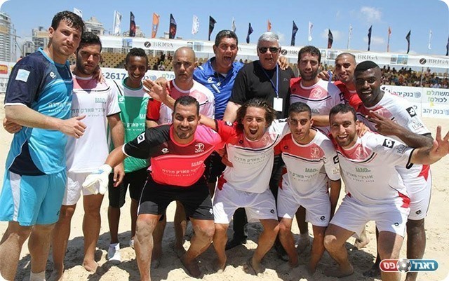 לא פספס את המשחק הראשון. גנדלמן יחד עם שחקני הקבוצה (שלומי גבאי)