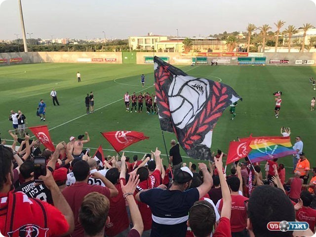 אוהדי קטמון יחד עם השחקנים בסיום (katamon.co.il)