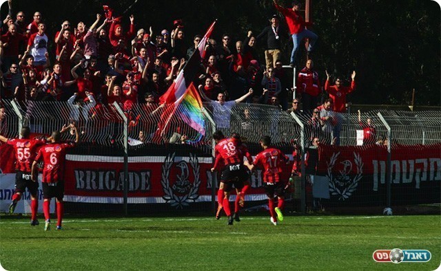 שחקני קטמון יחד עם הקהל שצפוי למלא את האצטדיון בהרצליה (שלומי גבאי)