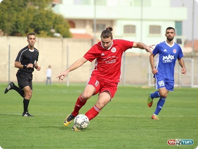 מיכאל קירטבה עם הכדור, אפיק כהן מסתכל מהצד (נזיה סולטאן)