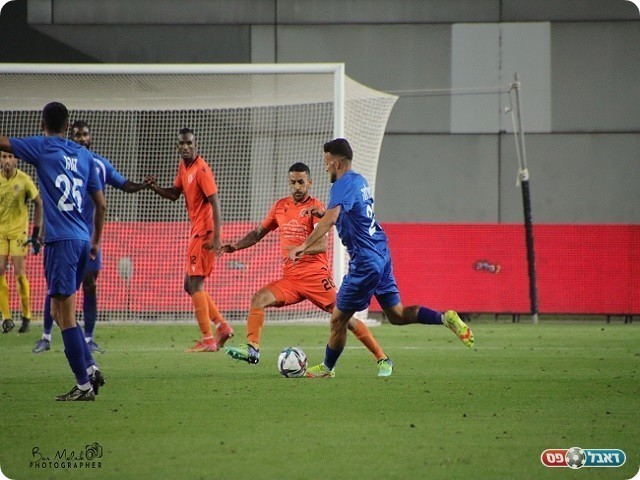 רוצים להשאיר את הנקודות בבית. איאס מסאלחה ואורי זוהר, שחקני הפועל ראשל"צ (בן מלניק)